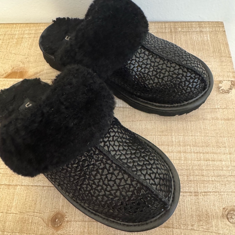 UGG Black Girls' Cozy Faux-Fur Clog Slippers